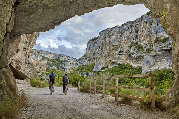 Couple de cyclistes sur la voie verte d’Irati